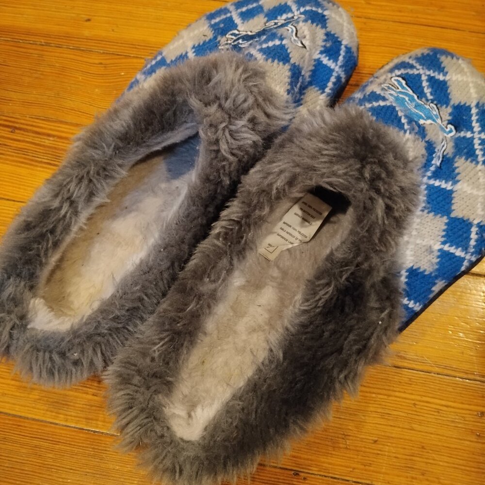 Detroit Lion's men's slippers - Picture 2 of 3
